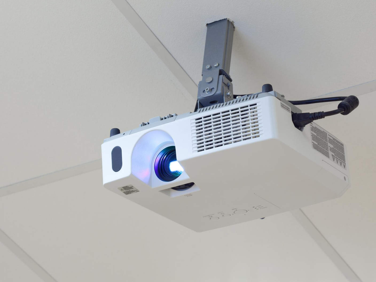 Golf Simulator Projectors Are the Cheap Models Functional?